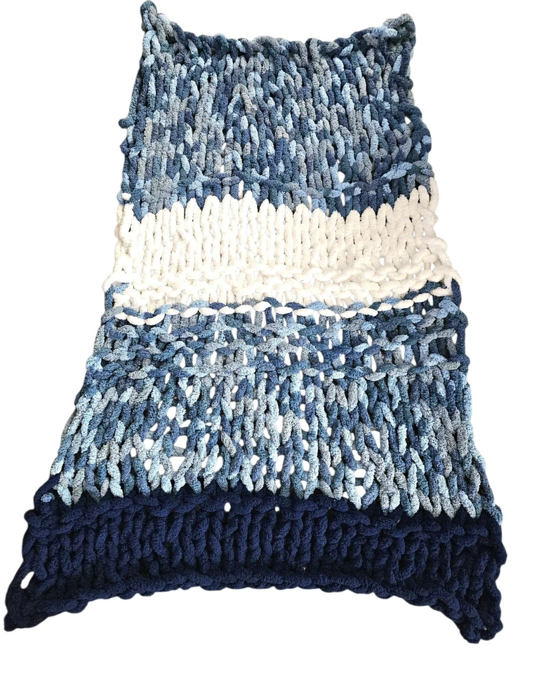 Manta voluminosa tejida hecha a mano tonos gruesos de azul y blanco Foto 2 de 2