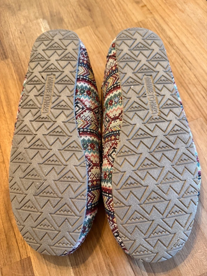 Zapatilla Cally Forrada de Vellón Minnetonka, Talla 10M Mujer - Excelente Estado Foto 4 de 4