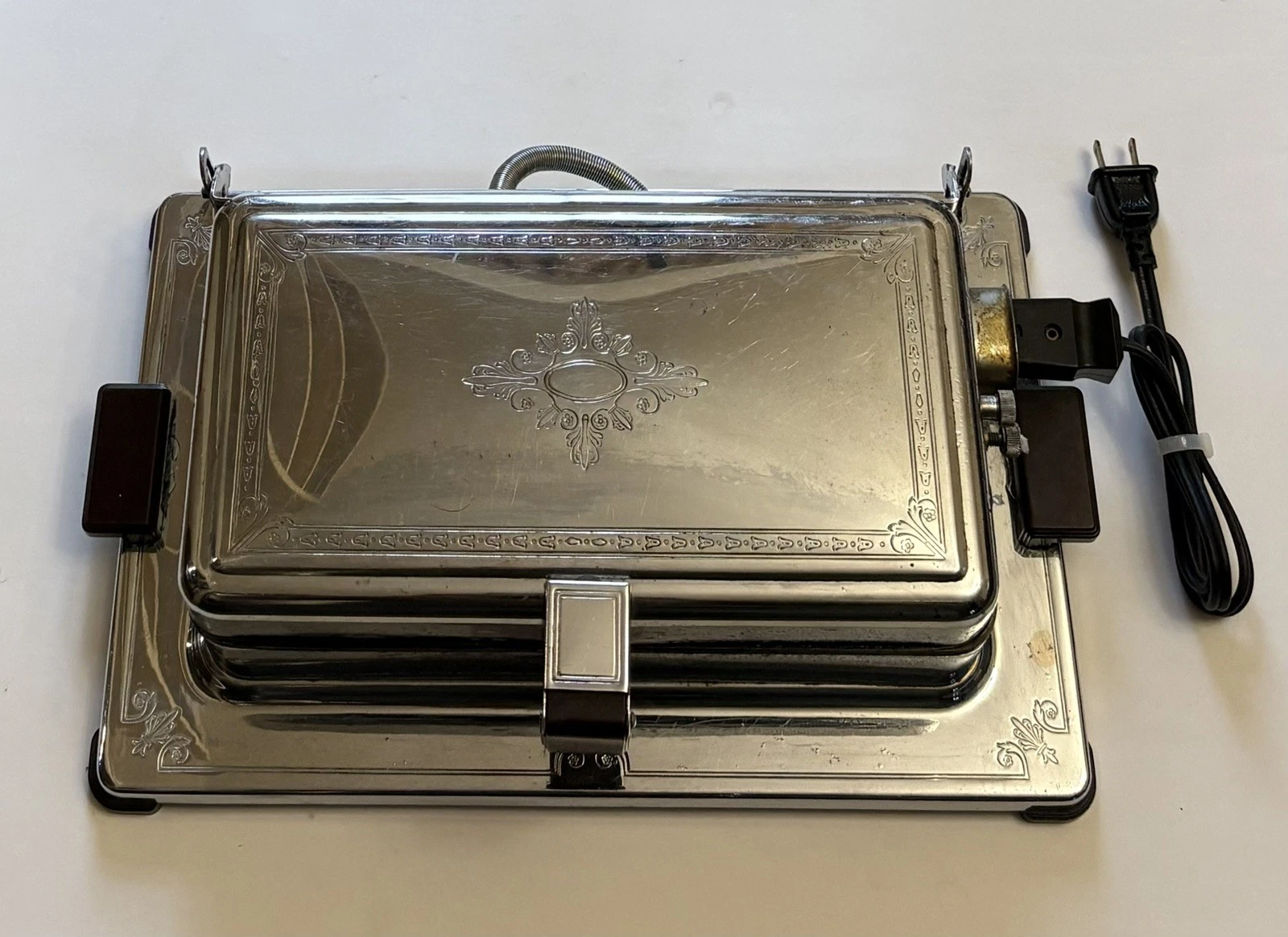 Landers Frary & Clark Electric Waffle Iron E2869E - 1920s-1940s - Tested & Works