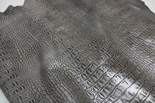 SILVER CROCODILE EMBOSSED LEATHER: Thickness 2.5-3 oz. - Leatherworking cowhide - Picture 4 of 6