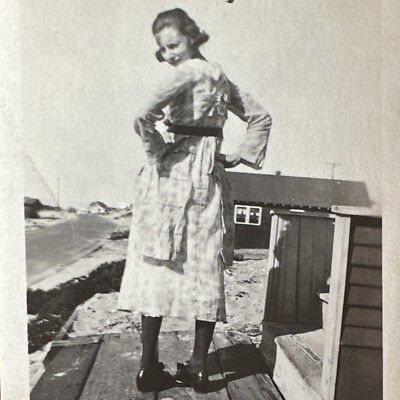 VINTAGE PHOTO Pretty woman back to camera facing away sidelong Come hither Gaze