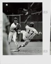 1978 Press Photo Yankees' Mickey Rivers slides into 2nd base under Frank White