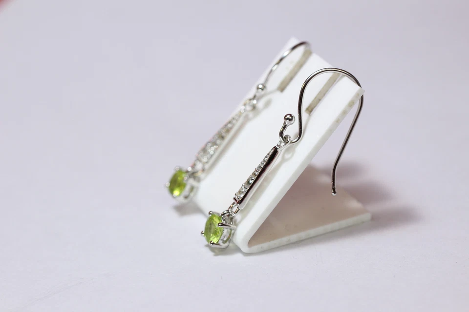 Eleganti Orecchini In Peridoto E Topazio Bianco Da 0,95 Carati In Argento 925 - Immagine 4 di 4