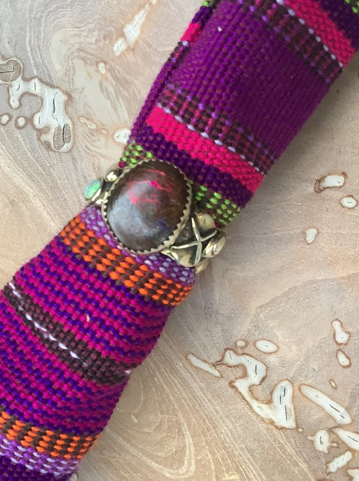 Anillo Lightning Ridge Matrix Opal, ópalo blanco y latón hecho artesanalmente para hombre talla 12” Foto 2 de 4