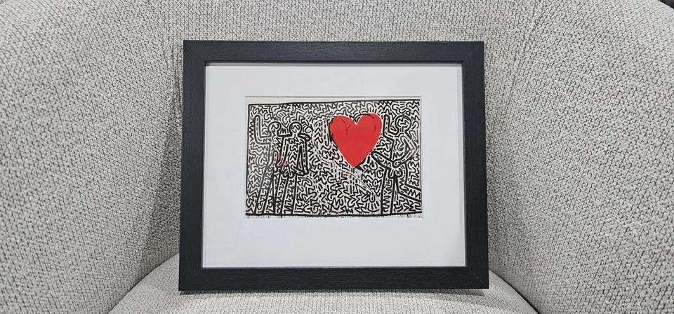 Impresión de libro Keith Herring 1982 "Sin título" en marco negro con biselado blanco mate Foto 2 de 4