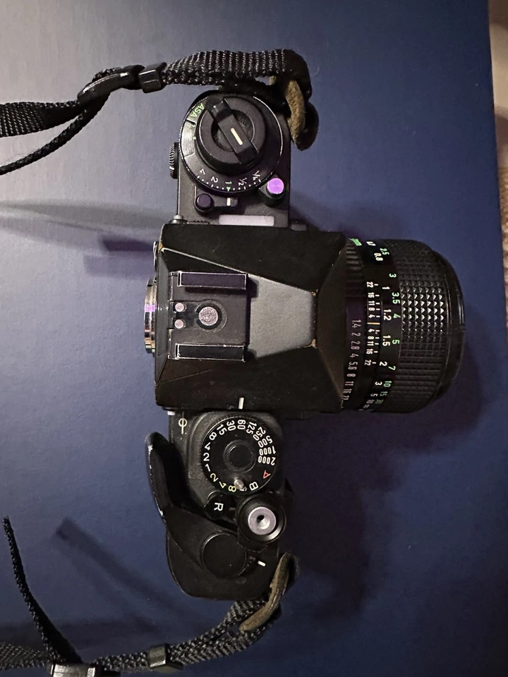 Cámara Canon F1 con lente de 50 mm 1,4 Marina de los Estados Unidos correa para think tank y tapa de lente Foto 2 de 4