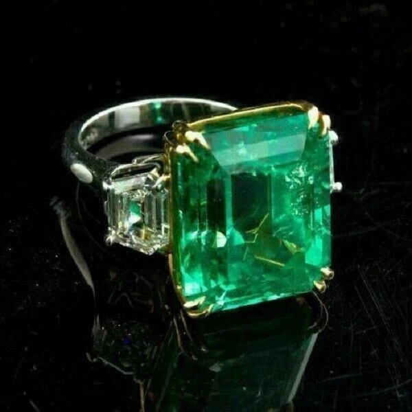 Alianza de tres piedras con esmeralda verde creada en laboratorio de 4 quilates acabado en oro de dos tonos de 14 quilates. Foto 4 de 4