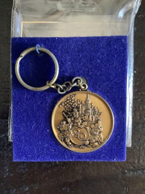Walt Disney World 20th Anniversary Metal Key Chain 1971-1991 -Z