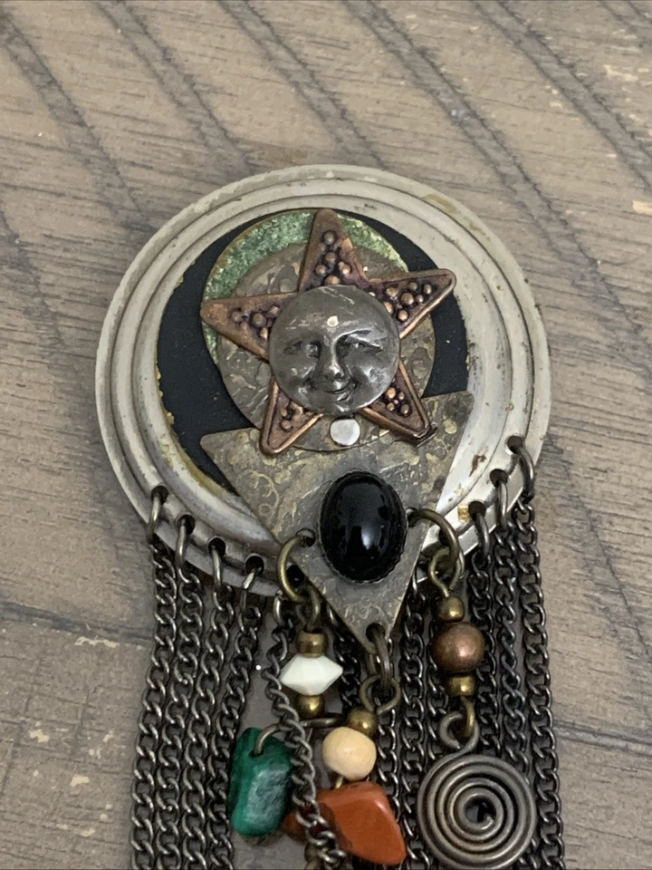 Talismán protector Tabra artesanal de plata de ley, mezcla de metales, esmalte y cuentas Foto 3 de 4