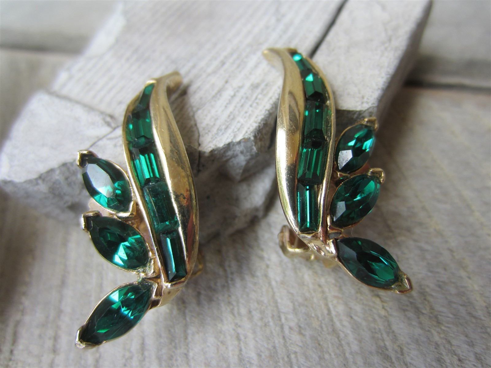 Vintage PELL Emerald Green Glass RHINESTONE Petal Leaf Gold Tone Clip EARRINGS