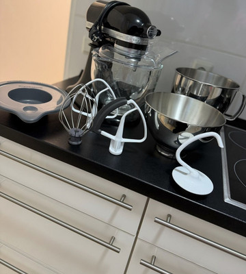 KitchenAid ARTISAN Küchenmaschine Schwarz 300W 4,8L 10 Stufen + Zubehör