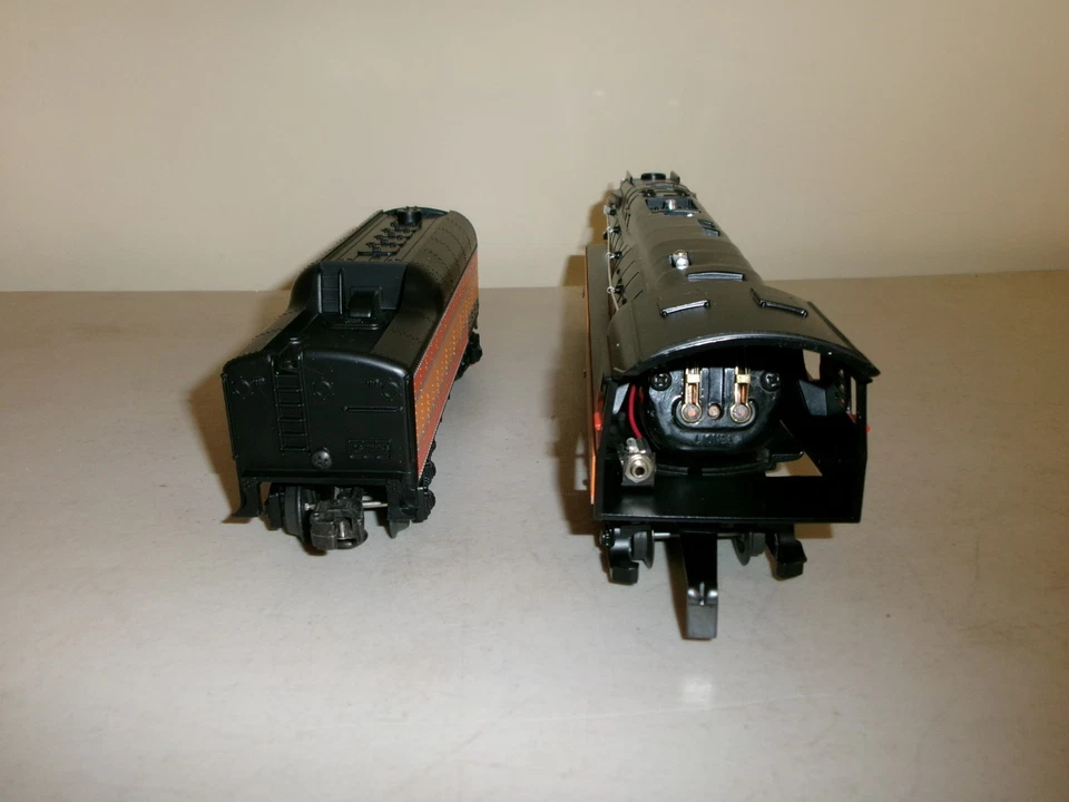 Lionel Trains Southern Pacific GS-2 Daylight 4-8-4 Locomotive & Tender #6-18007 - Image 4 of 4