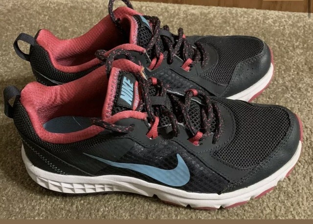 gray nike tennis shoes womens