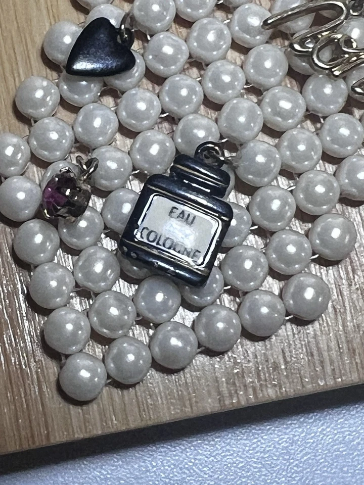 Colar Berloques Perfume Torre Eiffel Pérola Betsey Johnson Raro - Imagem 4 de 4