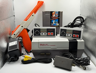 Nintendo NES Original Console Bundle 2 Controllers Zapper Super Mario Duck Hunt