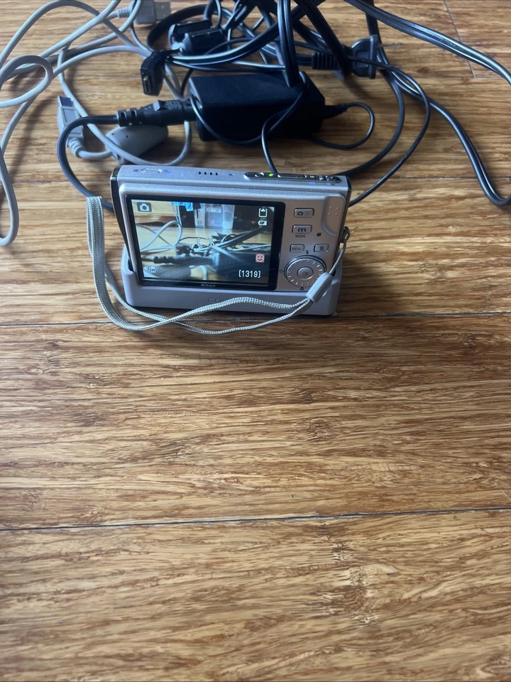 Nikon COOLPIX S6 6.0MP Digital Camera - Gray metallic - Image 4 of 4