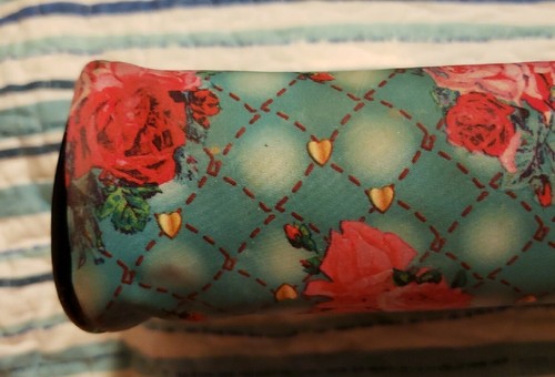 Betsey Johnson Makeup Zipper Bag Blue Pink Red Roses 7"X 4.75" X 2". Zip top. - Picture 16 of 16