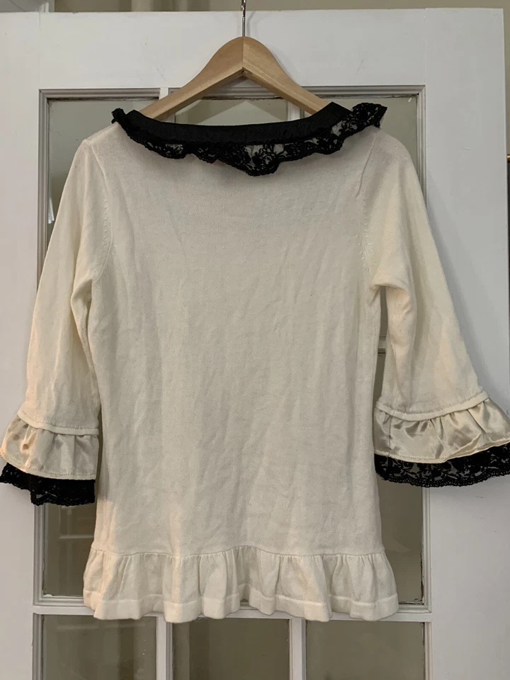 Suéter Nick & Mo Mangas Campana Medianas Crema Satinado Negro Encaje Volantes Espalda Foto 2 de 4