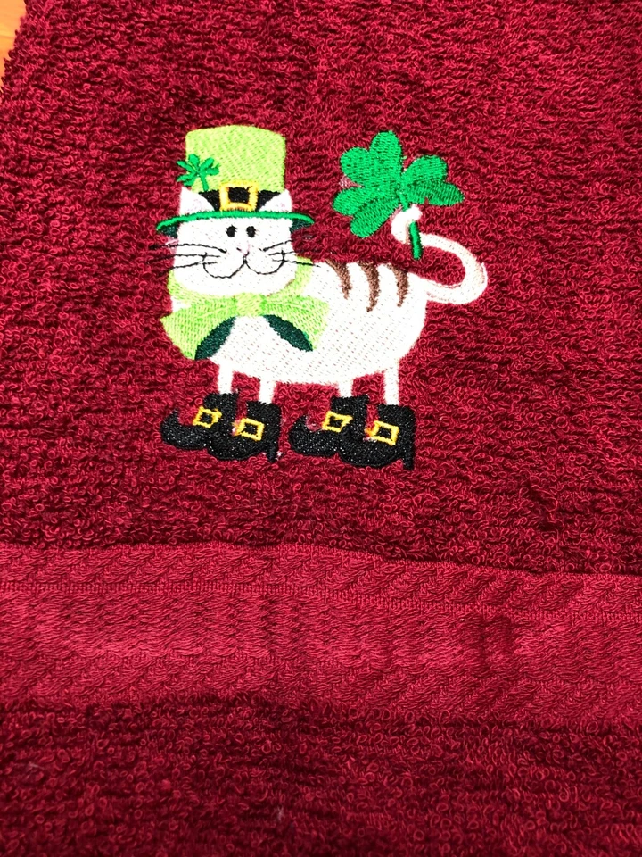 Toalla de mano de baño ROJA BORDADA bronceada gato día de San Patricio trébol bota HS2085 Foto 4 de 4