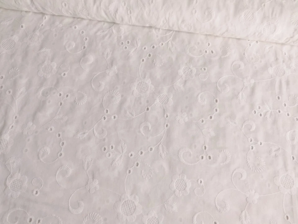 Baumwollstoff ♥ Blumen ♥ Streublümchen ♥ Lochstickerei ♥ Weiß - Bild 2 von 3