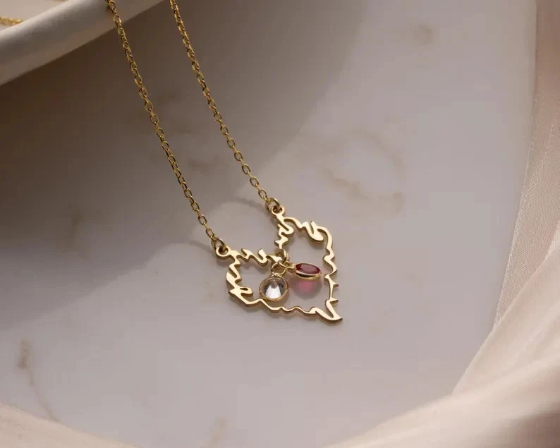 Collar colgante con nombre de piedra de nacimiento simulada de corte redondo de 2 quilates enchapado en oro amarillo de 14 k Foto 4 de 4