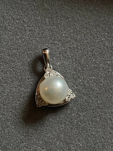 Beaverbrooks Pearl And Diamond Pendant 