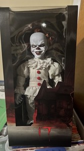IT Mds Mega Scale Talking Sinister Pennywise 38 cm - La Quatrième Dimension