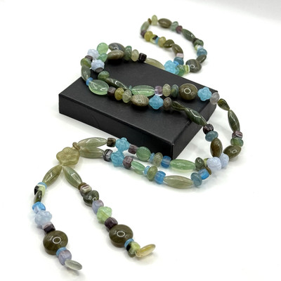 Lange Edelstein-Perlenkette   harmonische Grün- und Blautöne, Boho-Stil Jade