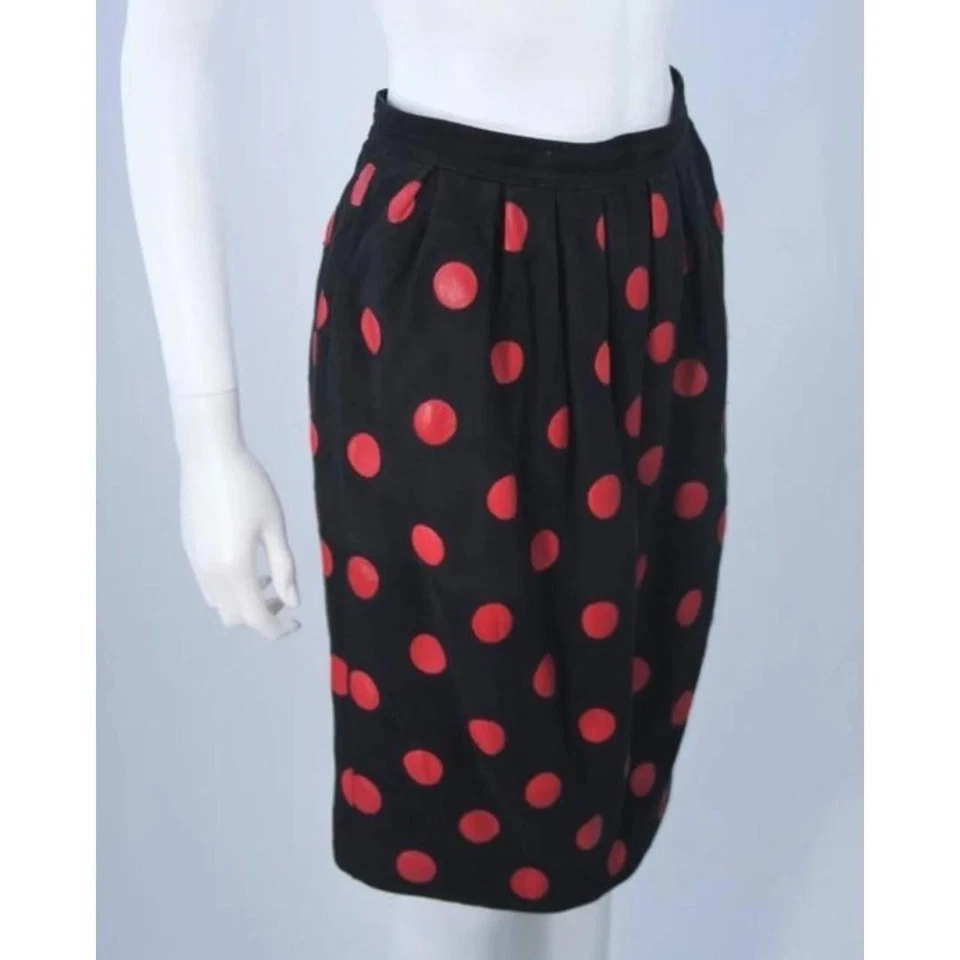 Falda de gamuza negra vintage Valentino con lunares de cuero rojo talla S/Reino Unido 8 Foto 3 de 4