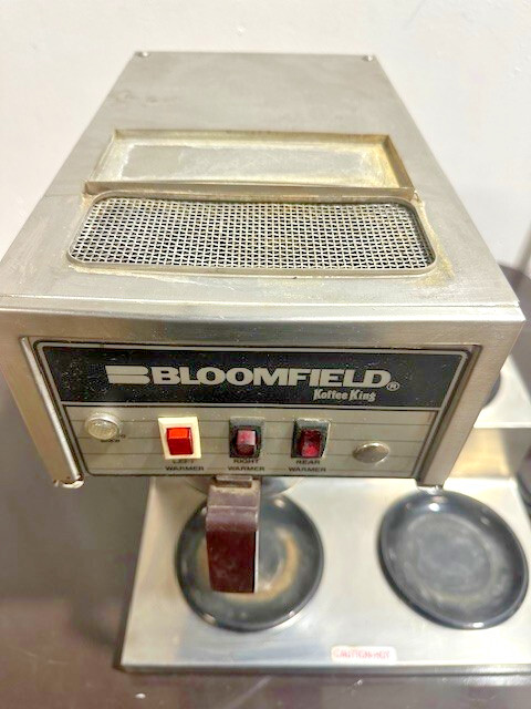 BLOOMFIELD KOFFEE KING MODEL 8571, 3 TIERD WARMER WITH BREWER W/ 2 CARAFES