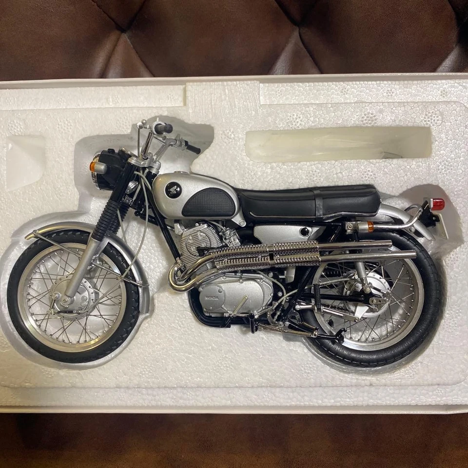 Modellino moto pressofuso EBBRO 1/10 Honda CL72 1962 usato da collezione dal ... - Immagine 2 di 4