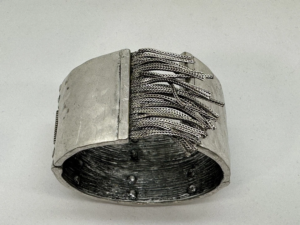 Rebecca Minkoff ~ Bracelete de punho articulado estilo moda tom prata com cristal - Imagem 3 de 4