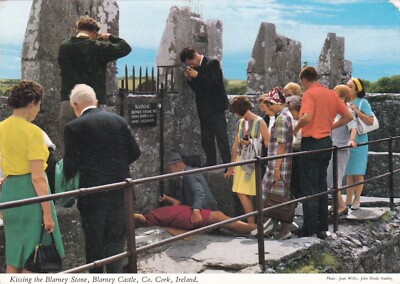 Kissing the Blarney Stone Co Cork Irland Postkarte gebraucht 1965 geknickt
