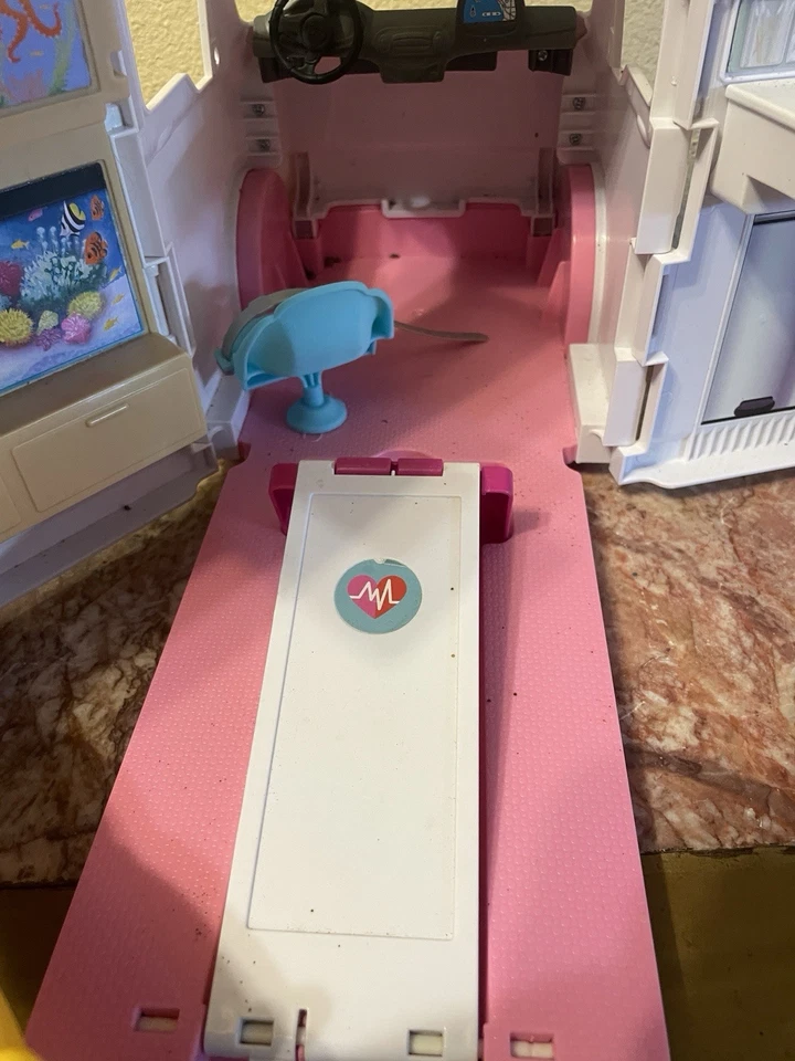 BARBIE Mattel Care Clinic Playset Ambulância/Luzes e Sirene Trabalho - Imagem 3 de 4