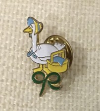 GOOSE With Bonnet And Basket Pin Badge