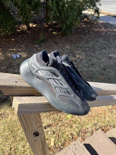 Yeezy 700 tripla nera