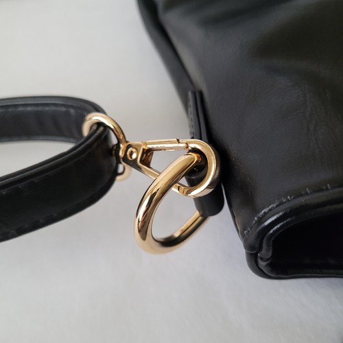 Borsa a tracolla ITSCOSY nera con borsa cosmetica tono oro tracolla ferramenta - Foto 2 di 9