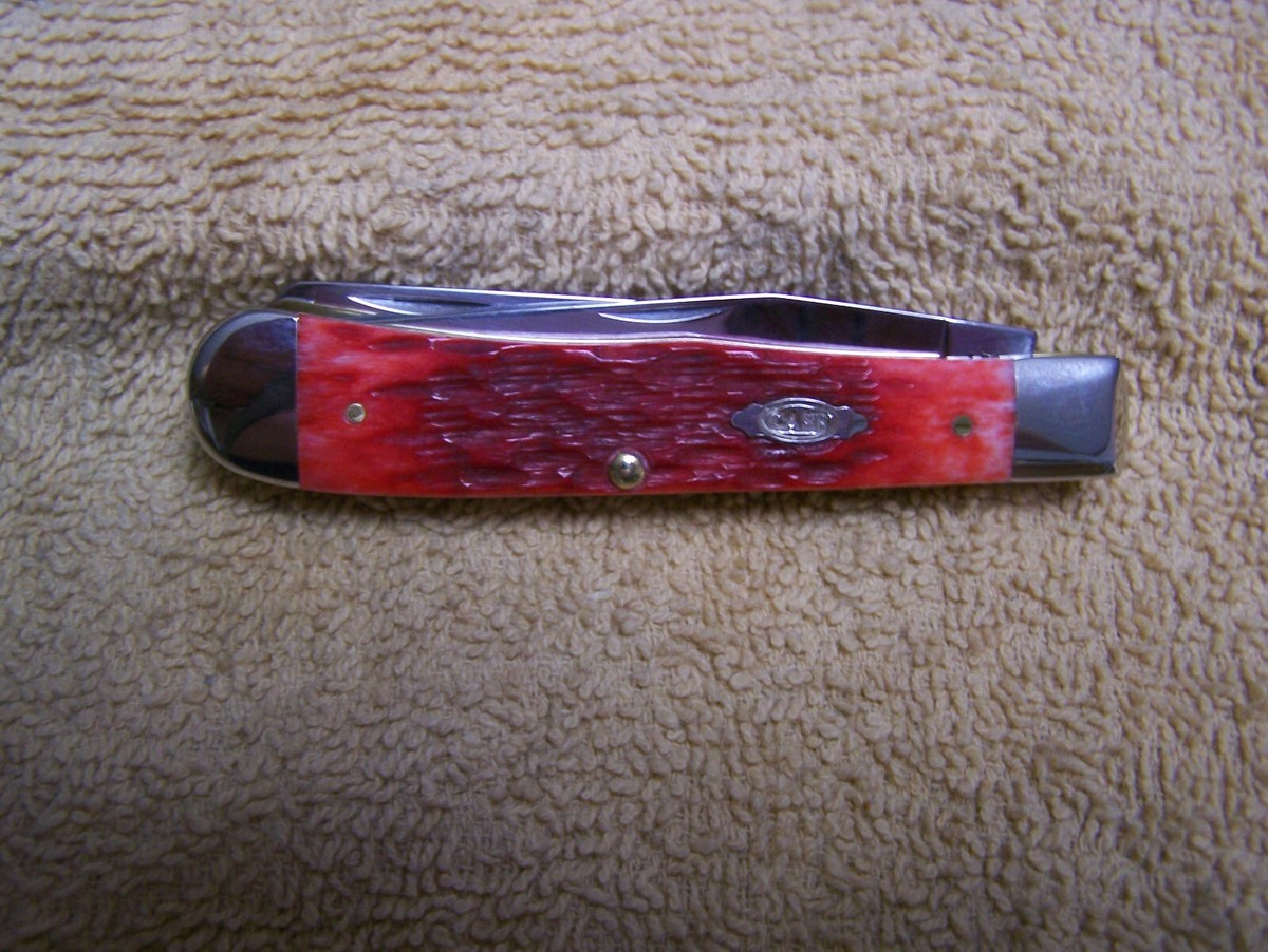 Case xx Dark Red Bone Peach Seed Jigged Trapper With Clip 6254 CS