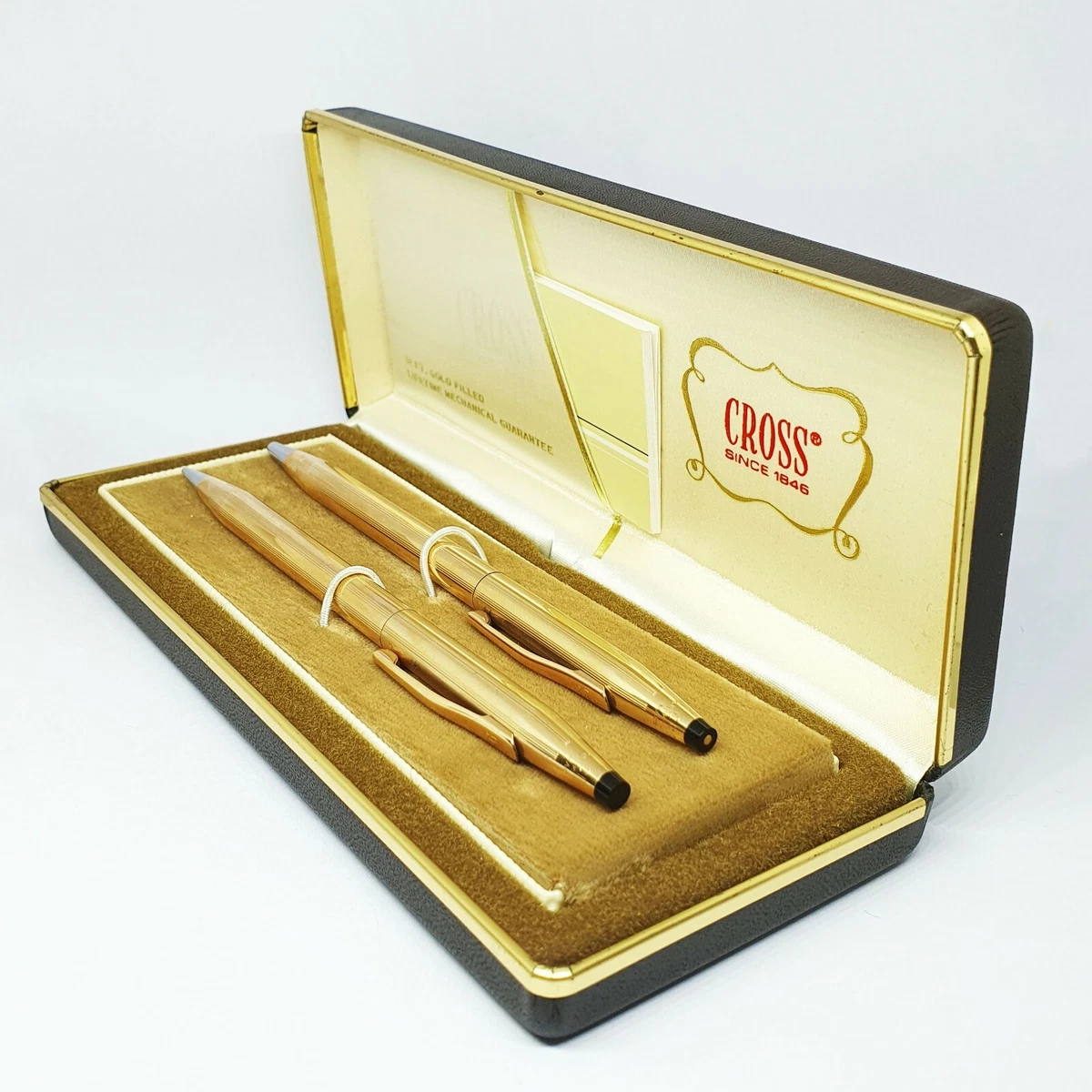 Pen with Interlocking G case in gold-toned metal