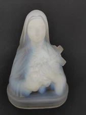 ETLING, Sainte Thérèse De Lisieux verre moulé pressé opalescent 1.5 kg