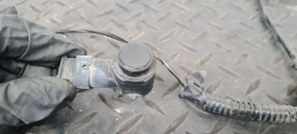 FORD Focus MK3 Rear Parking Sensors & Loom - Image 2 of 4