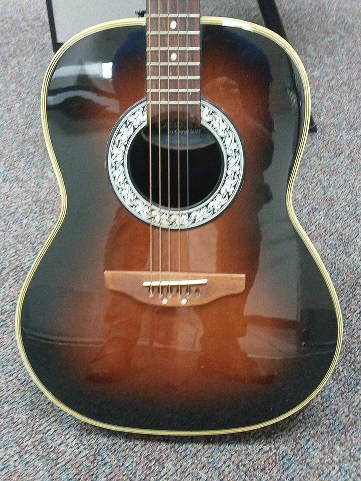 Винтажная акустическая гитара Ovation знаменитости с жестким чехлом - Изображение 3 из 4