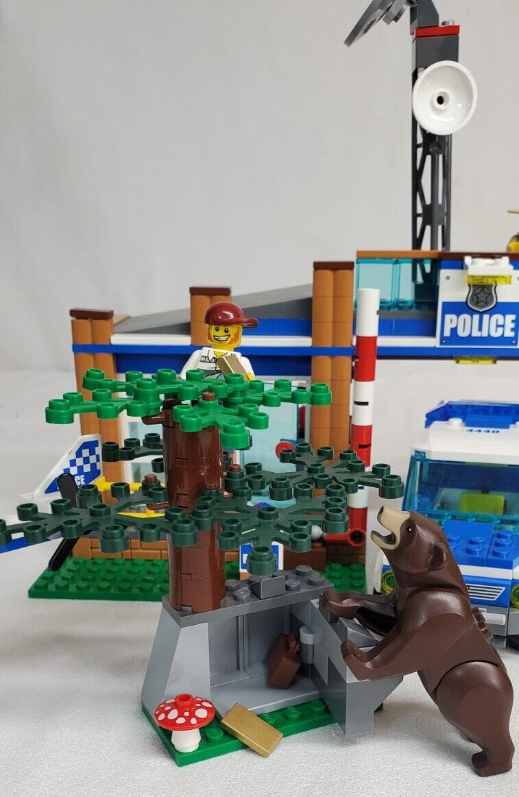 Lego City FOREST POLICE STATION #4440 100% COMPLETE in BOX w Lego City FOREST POLICE STATION #4440 100% COMPLETE in BOX w