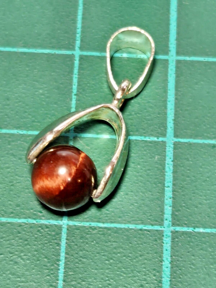 Vintage Red Tiger Eye Dangle Pendant in a 18kgp White Gold Setting Stamped Foto 3 de 4