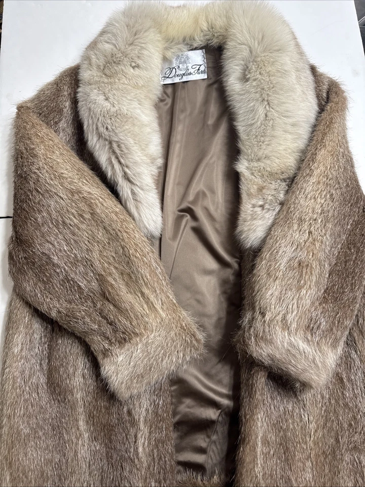 Elegant Vintage Douglas Furs Genuine Mink  Collar  Light Brown  Coat Unknown - Image 2 of 4