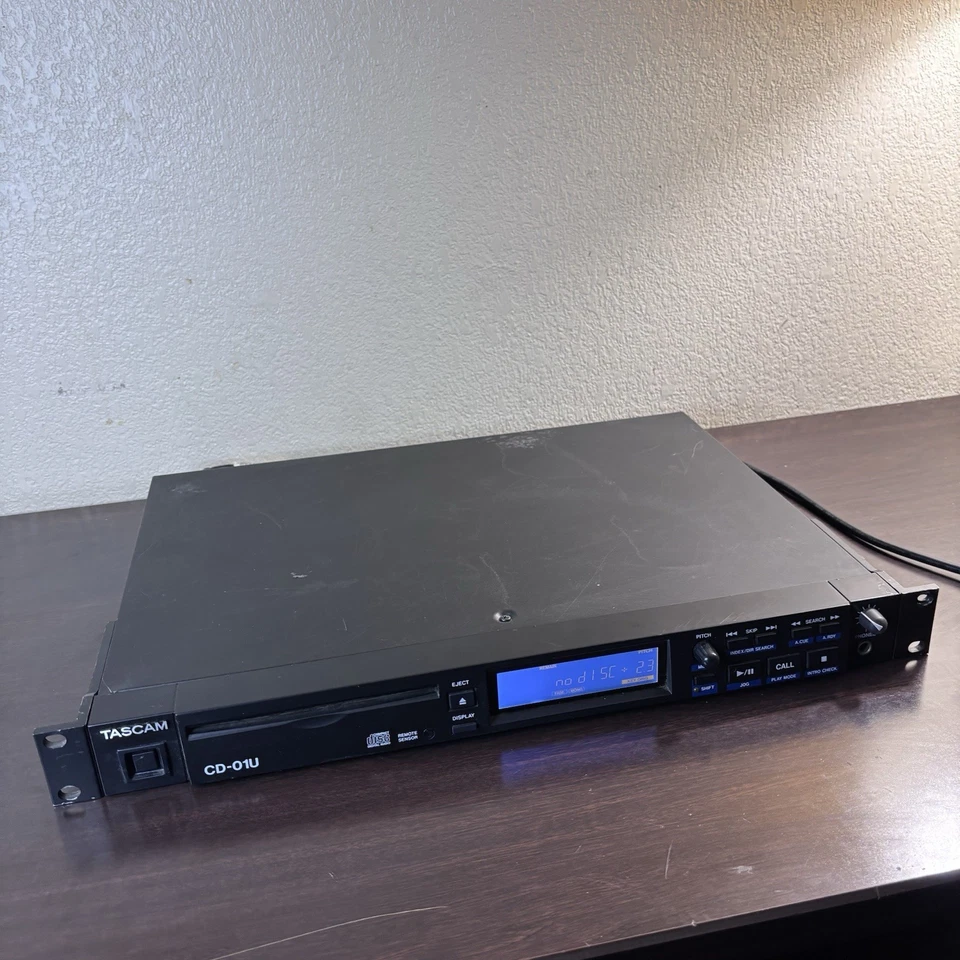Reproductor de CD profesional Tascam CD-01U PRO con orejas de montaje en rack - *Notas Foto 4 de 4