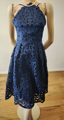 NEU CHI CHI SPITZE ABEND NACKTES RÜCKENKLEID GRÖSSE UK 8 US 4 DUNKELBLAU 100 % POLYESTER