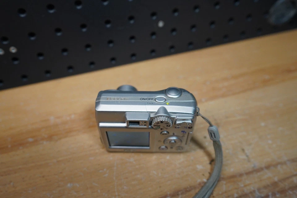 (C) Nikon Coolpix 4600 4.0 Megapixel Digital Camera w/ SD Card 3x Zoom Tested - Image 2 of 4