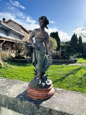 Sculpture de femme par Auguste