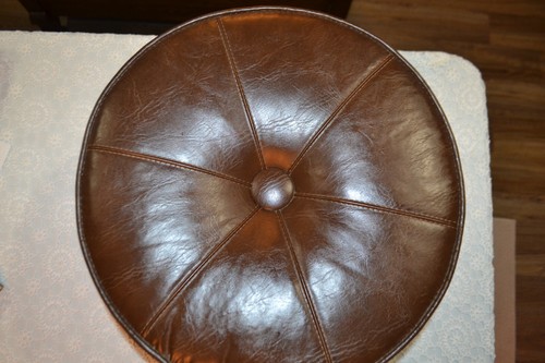 BROWN NAUGAHYDE ROUND OTTOMAN FOOT STOOL VINTAGE MCM FURNITURE ORIGINAL CASTERS - 第 2/11 張圖片